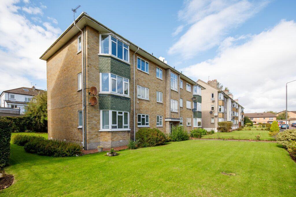 2 bed 1st Floor Flat for rent in Waterfoot. From KPM Residential - Glasgow