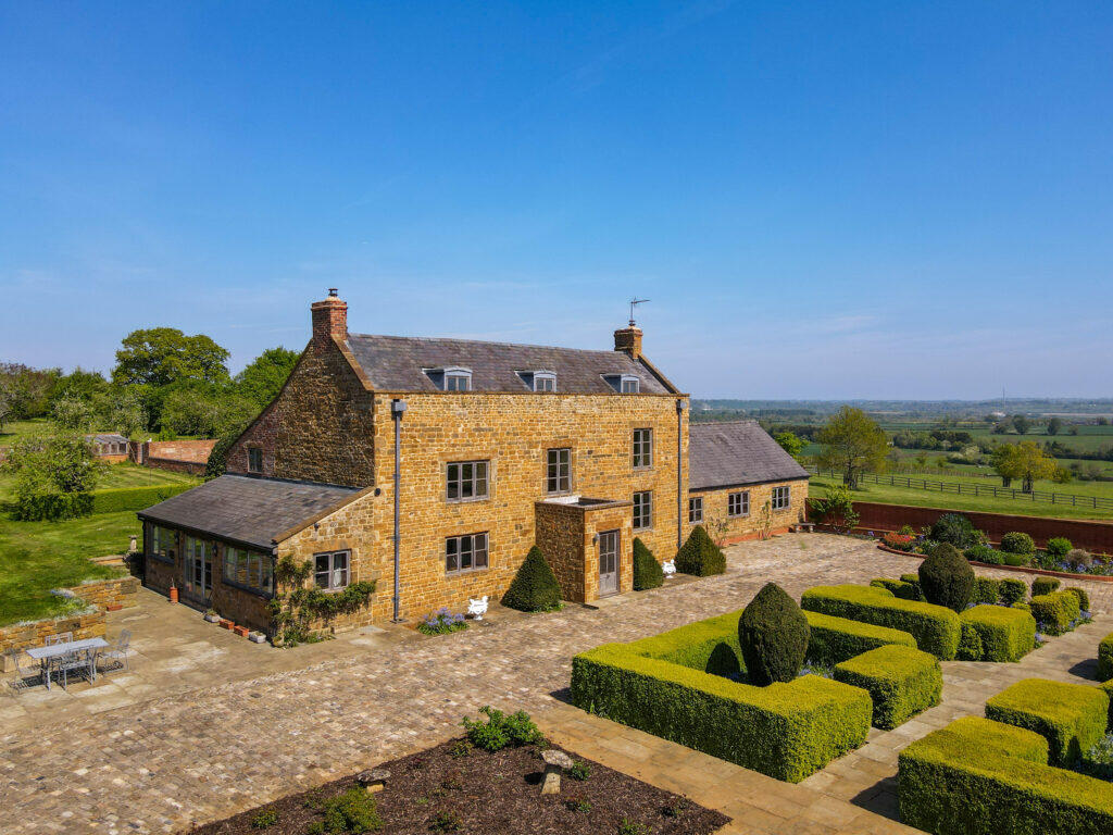 5 bed Detached for rent in Farnborough. From Stepping Stones - Banbury 5 bed Detached for rent in Farnborough. From Stepping Stones - Banbury