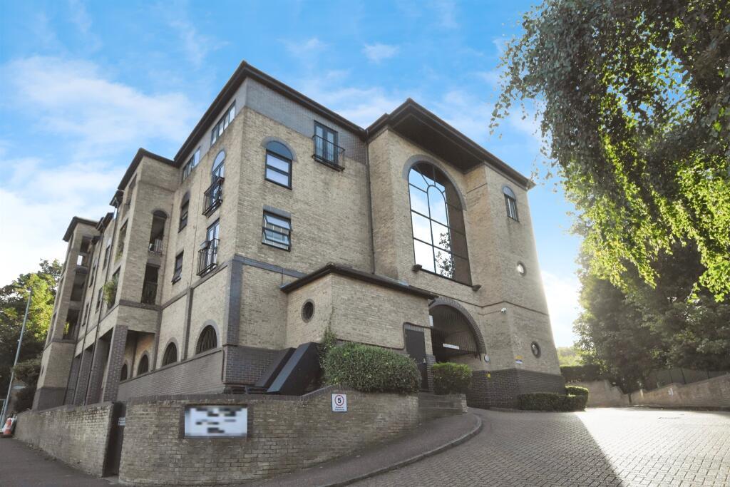 1 bed Detached for rent in Billericay. From Abbotts - Basildon