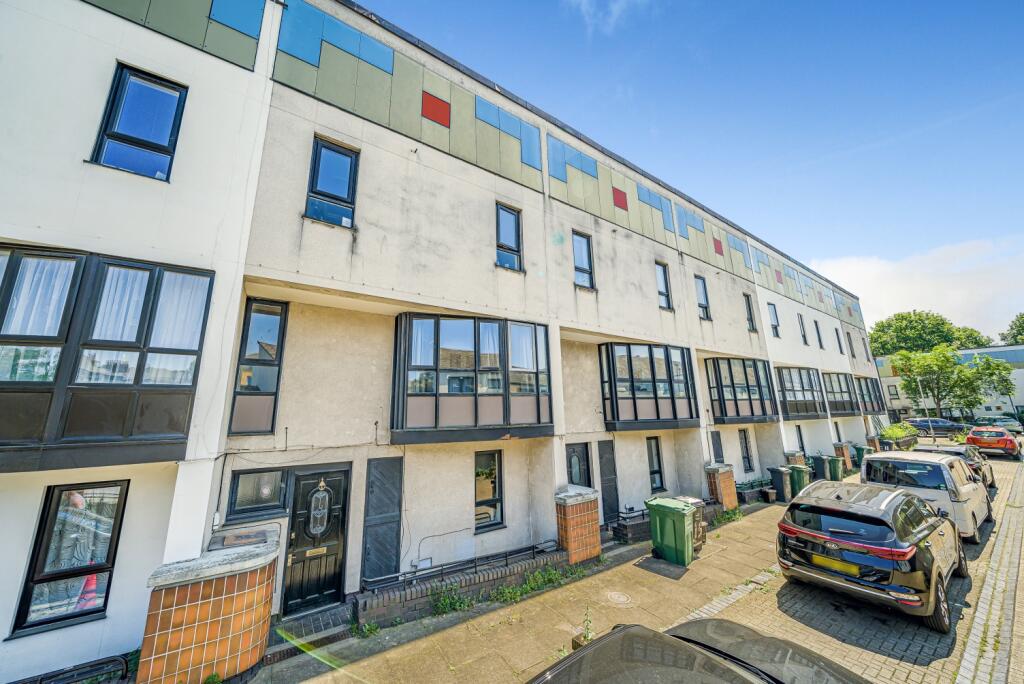 4 bed Mid Terraced House for rent in Clapham. From Acorn - Kennington