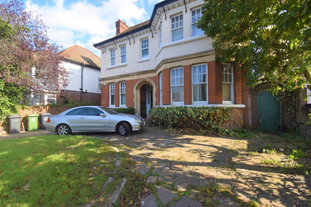 4 bed Detached for rent in Catford. From Acorn - Catford 4 bed Detached for rent in Catford. From Acorn - Catford