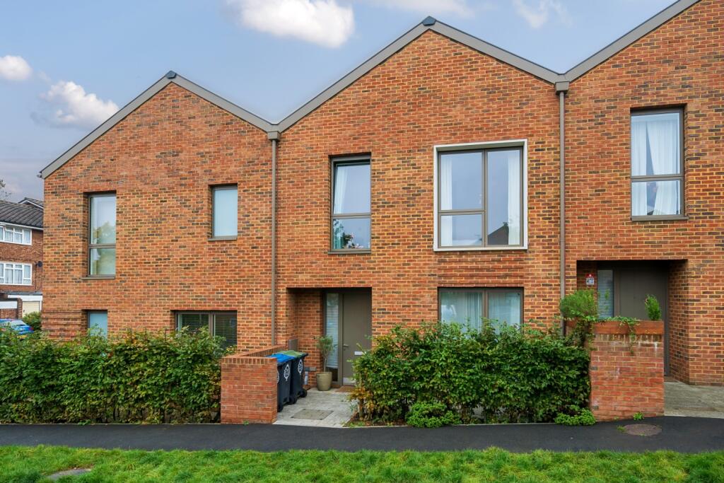 3 bed Mid Terraced House for rent in Penge. From Acorn - Crystal Palace 3 bed Mid Terraced House for rent in Penge. From Acorn - Crystal Palace