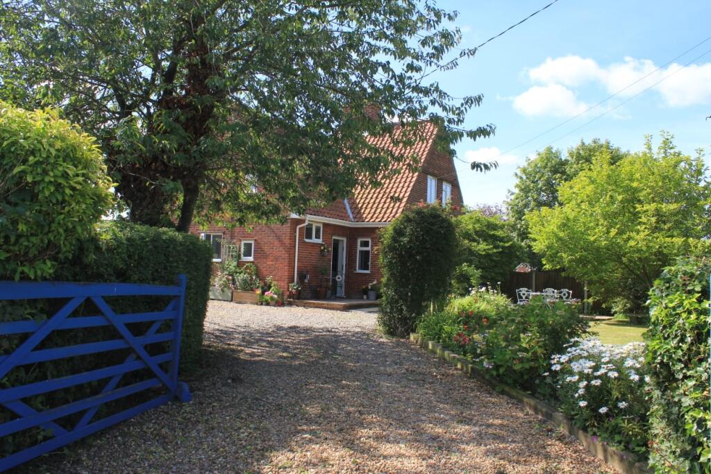 3 bed Detached for rent in Morley St Botolph. From Abbotts - Norwich 3 bed Detached for rent in Morley St Botolph. From Abbotts - Norwich