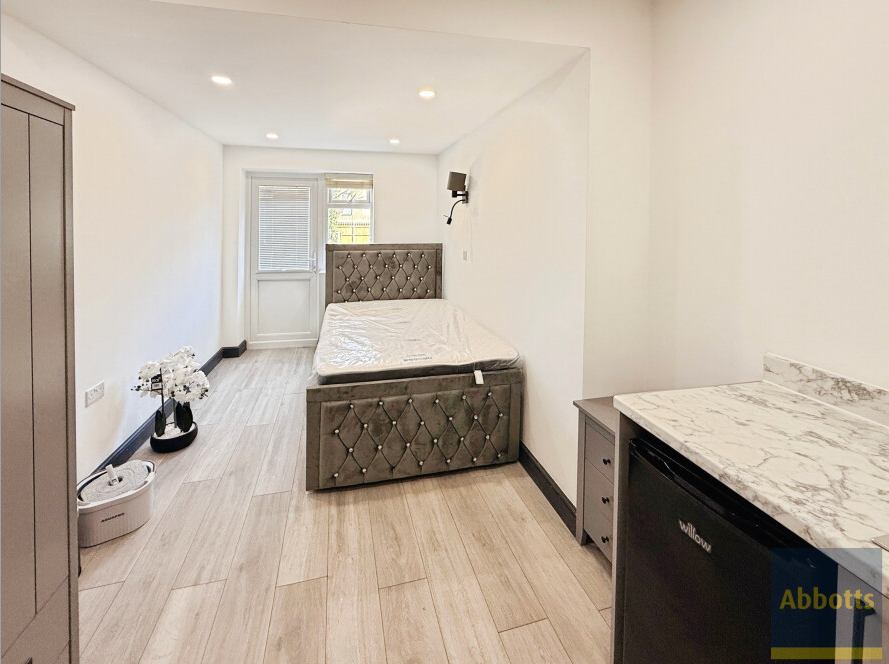 6 bed 1st Floor Flat for rent in Southend-on-Sea. From Abbotts - Rayleigh