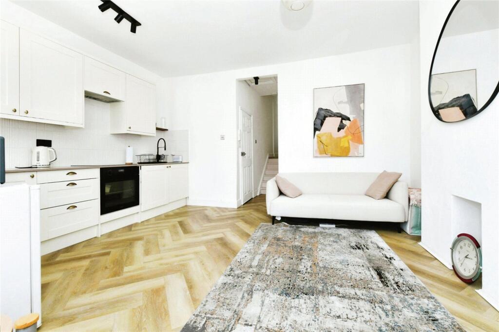 2 bed 1st Floor Flat for rent in Southend-on-Sea. From Abbotts - Rayleigh