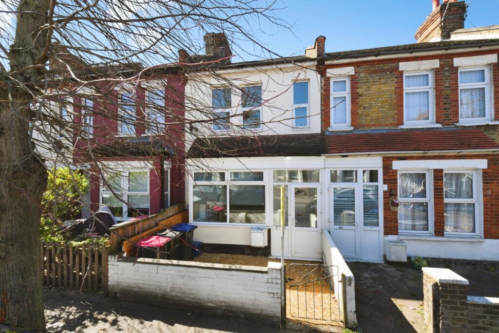 3 bed Detached for rent in Southend-on-Sea. From Abbotts - Rayleigh