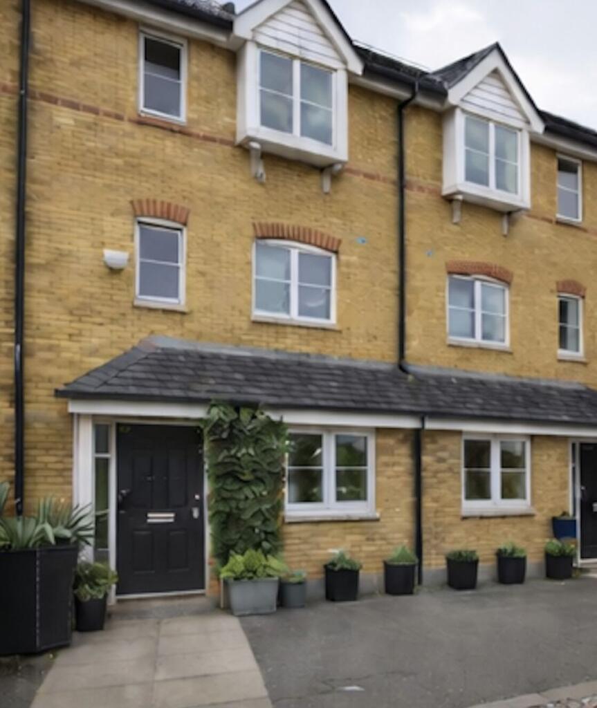 4 bed Mid Terraced House for rent in Bedford. From Absolute Estate & Letting Agents - Bedford