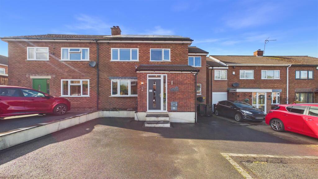 4 bed Semi Detached for rent in Halesowen. From Bloore King & Kavanagh - Halesowen
