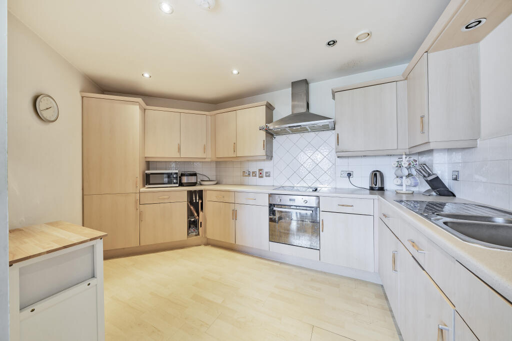 2 bed 1st Floor Flat for rent in Beckenham. From Alan de Maid - Bromley