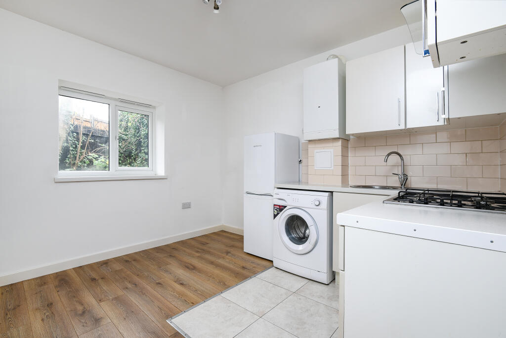 4 bed 1st Floor Flat for rent in Chislehurst. From Alan de Maid - Bromley