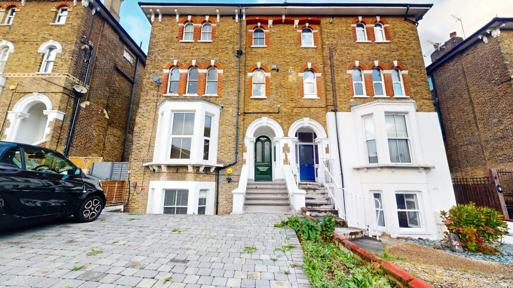 1 bed 1st Floor Flat for rent in Keston Mark. From Alan de Maid - Bromley