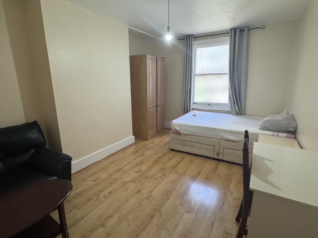 4 bed 1st Floor Flat for rent in Beckenham. From Alan de Maid - Bromley