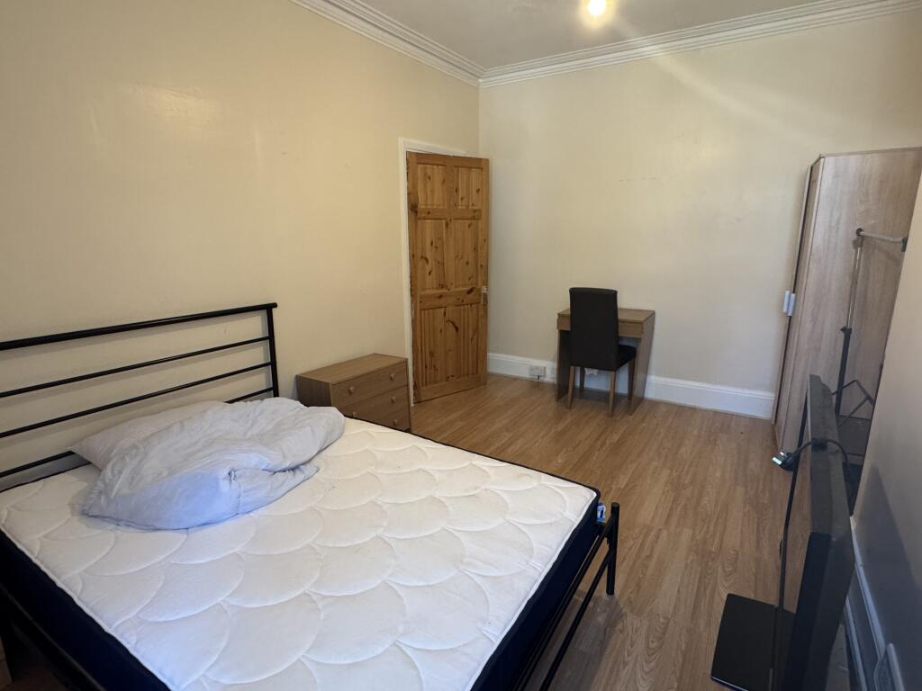 4 bed 1st Floor Flat for rent in Beckenham. From Alan de Maid - Bromley
