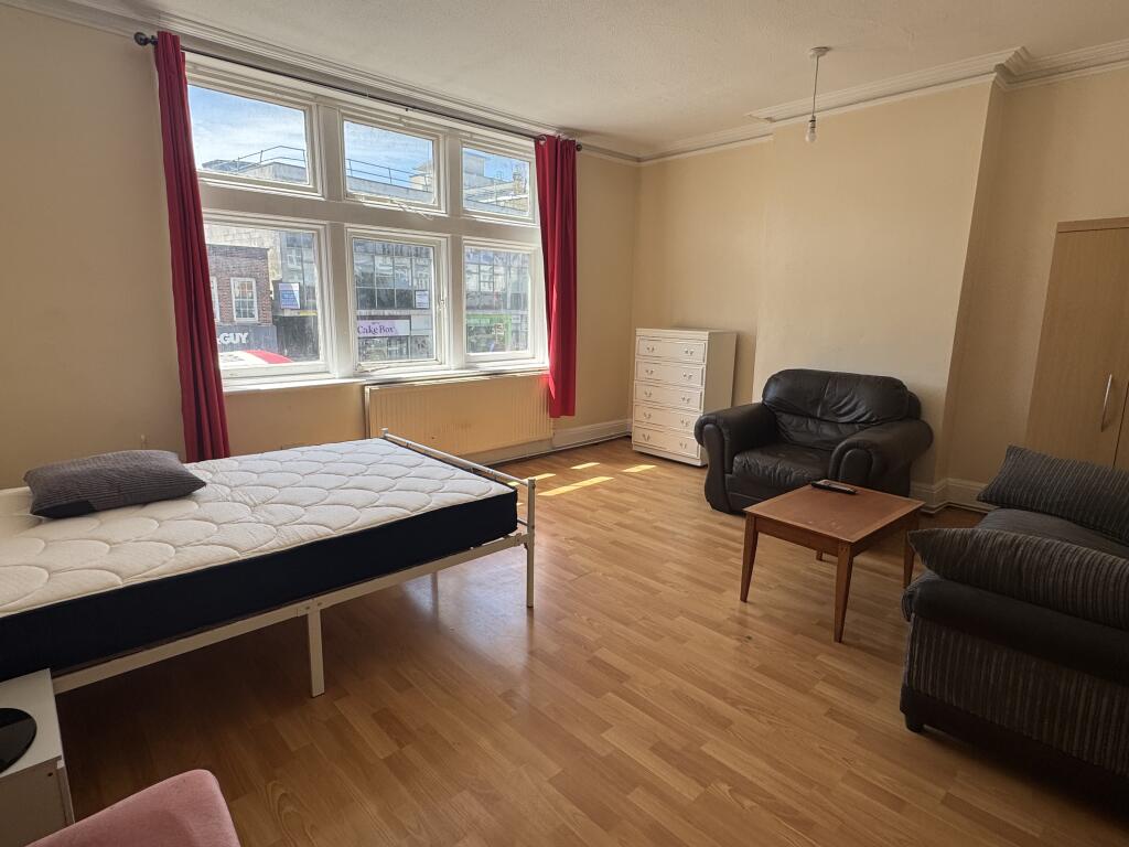 4 bed 1st Floor Flat for rent in Beckenham. From Alan de Maid - Bromley