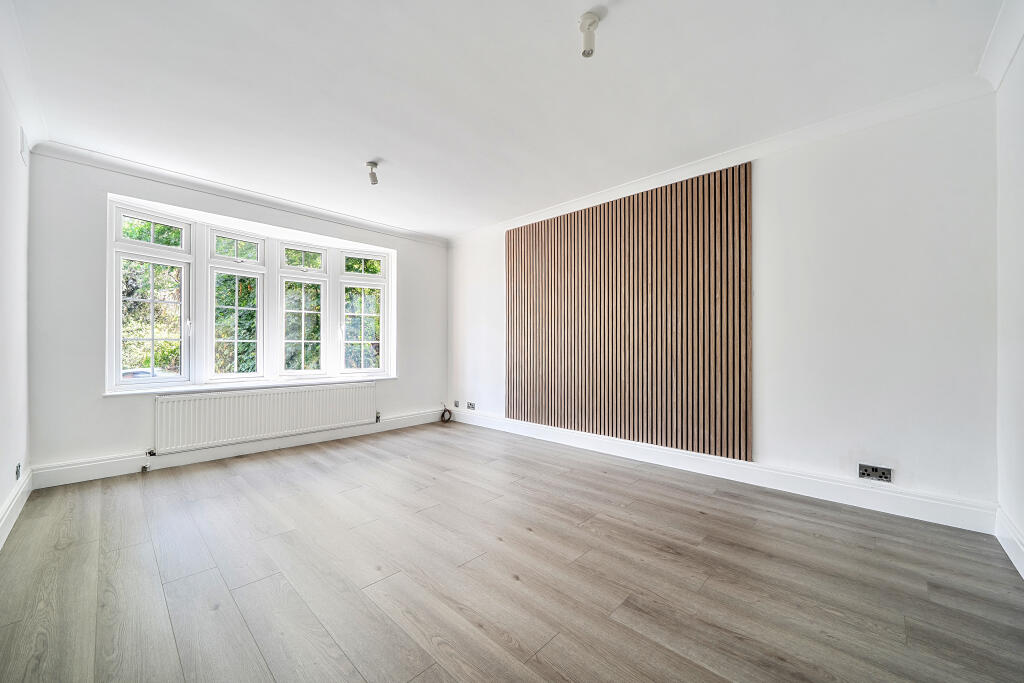 1 bed 1st Floor Flat for rent in Keston Mark. From Alan de Maid - Bromley