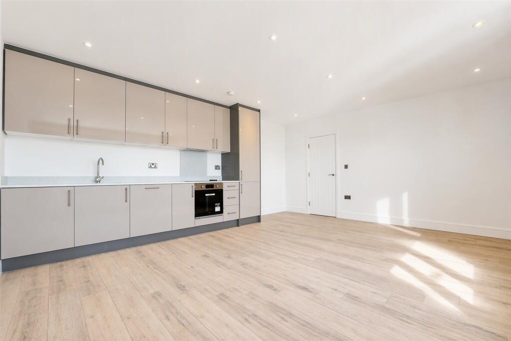 2 bed 1st Floor Flat for rent in Swanley. From Alan de Maid - Bromley