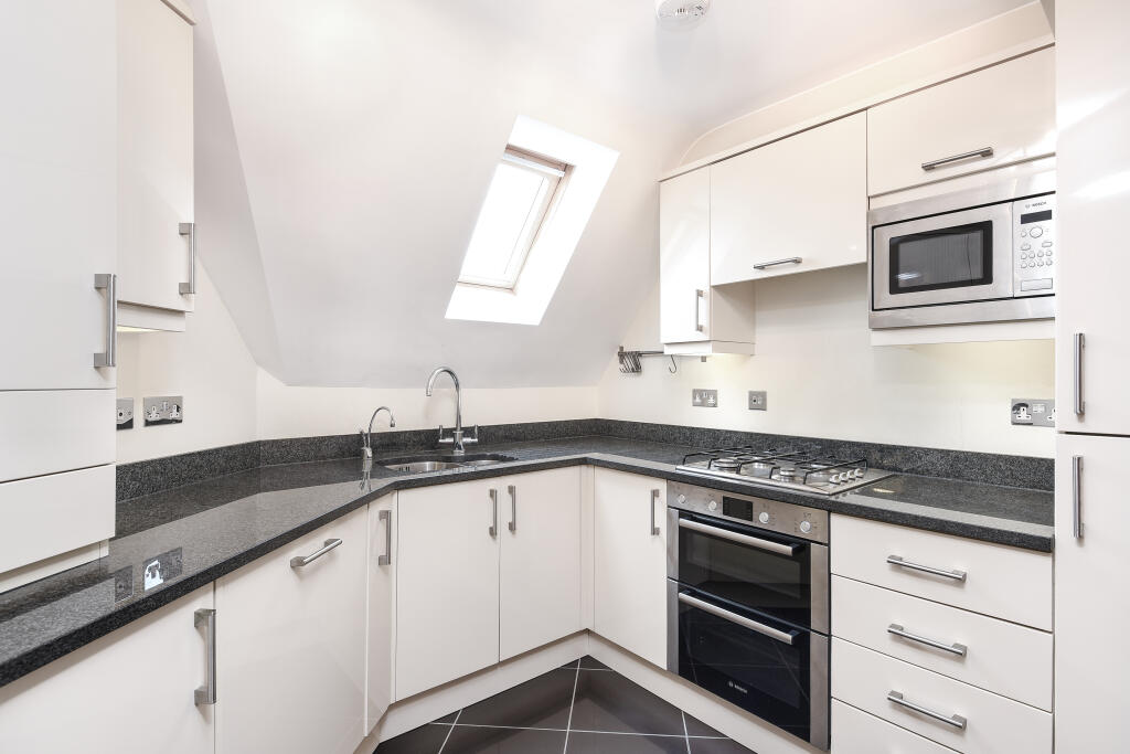 2 bed 1st Floor Flat for rent in Keston Mark. From Alan de Maid - Bromley