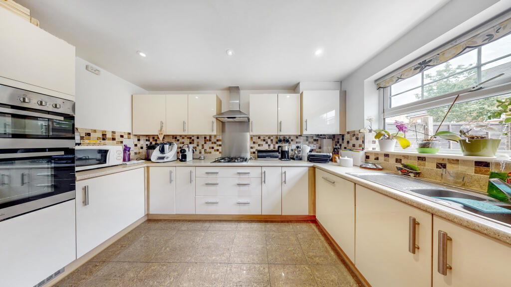 4 bed Mid Terraced House for rent in Keston Mark. From Alan de Maid - Bromley