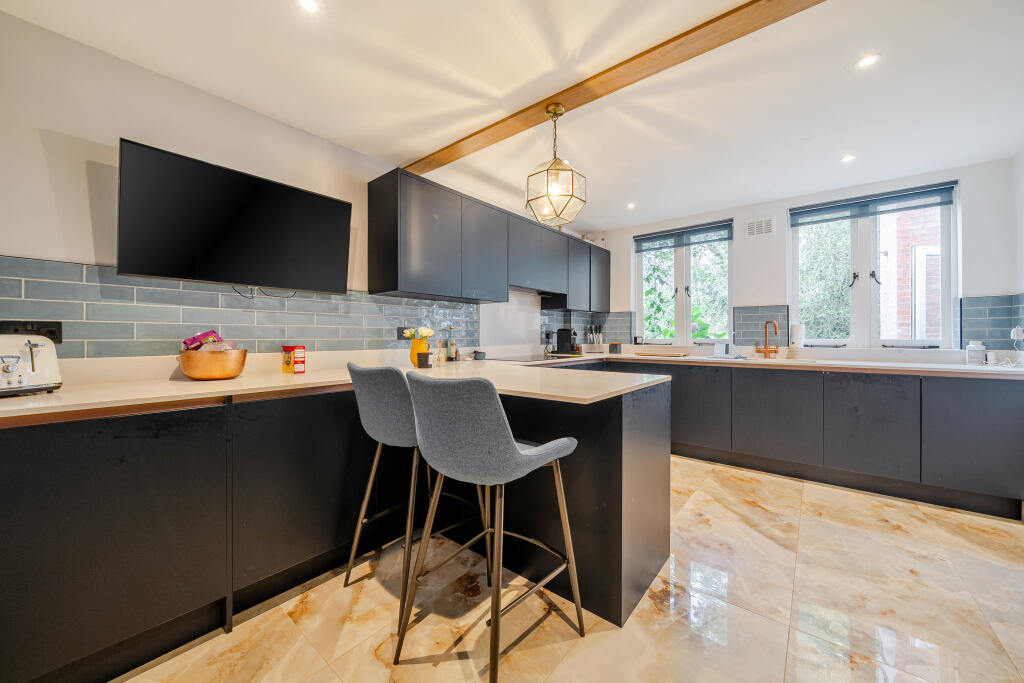 2 bed 1st Floor Flat for rent in Chislehurst. From Alan de Maid - Bromley