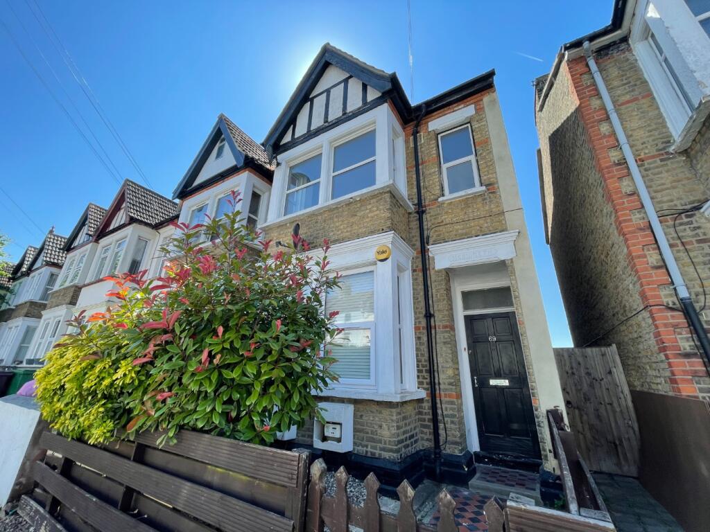 2 bed Apartment for rent in Southend-on-Sea. From Amos Estates - Hadleigh