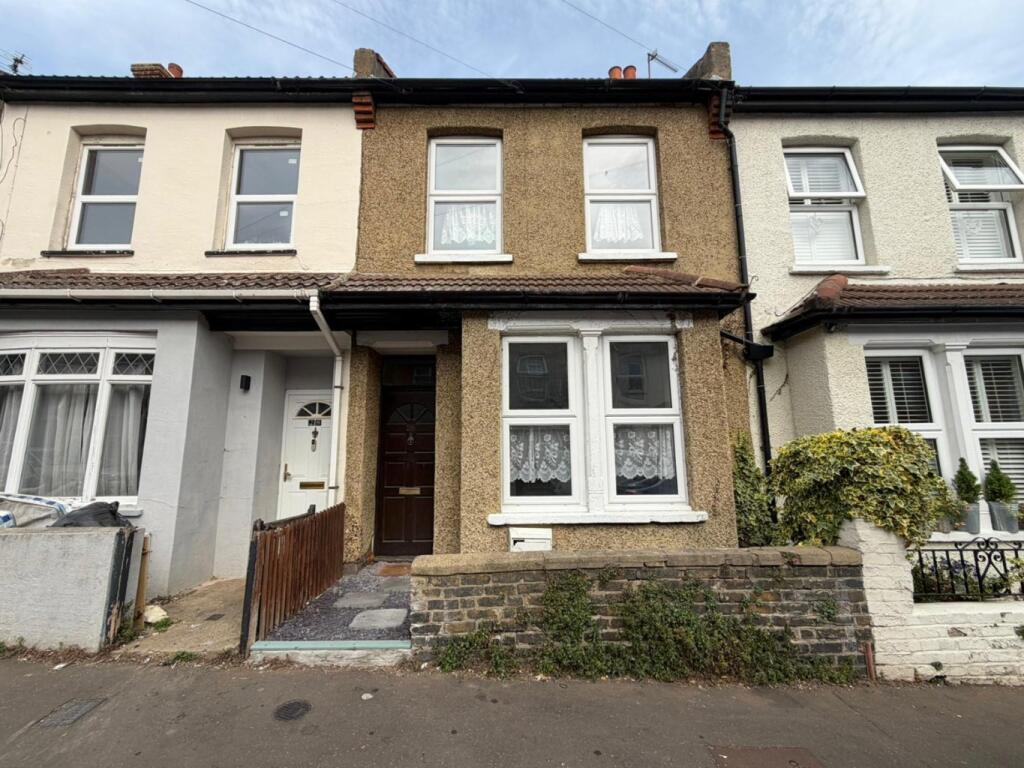 2 bed Mid Terraced House for rent in Southend-on-Sea. From Amos Estates - Hadleigh