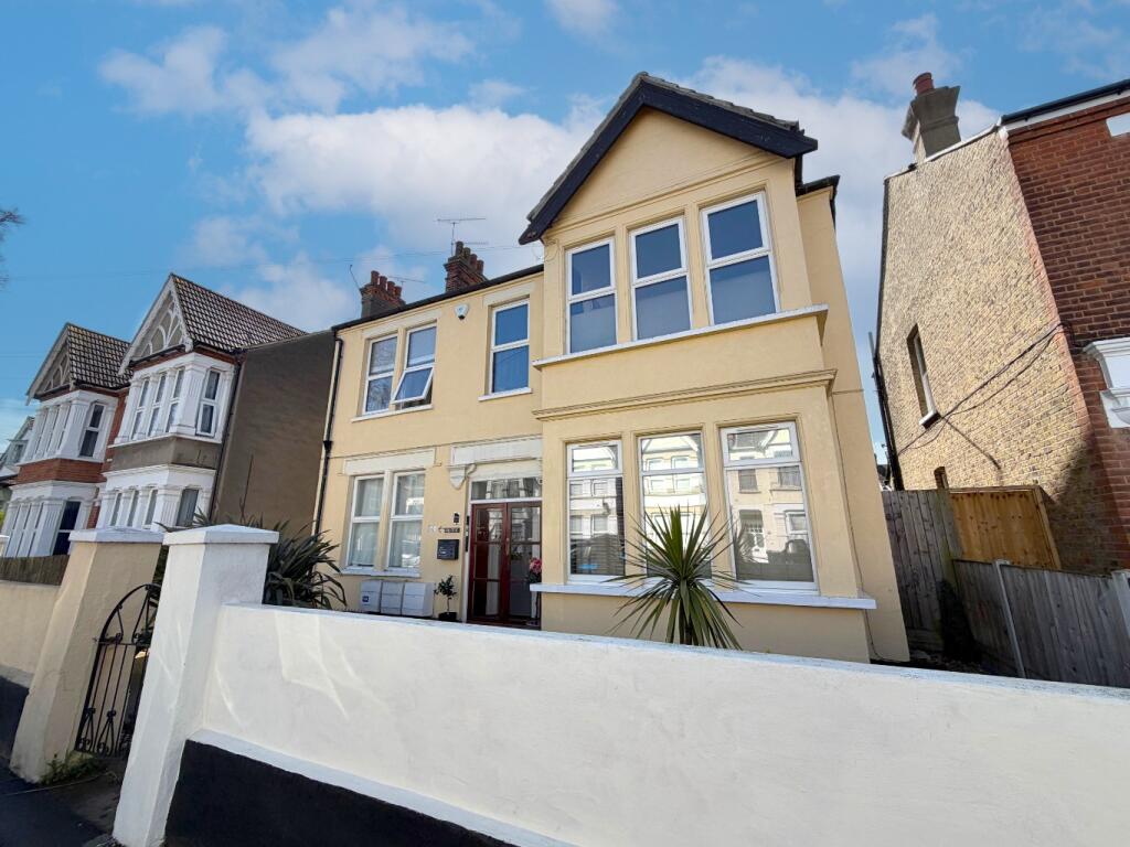 3 bed 1st Floor Flat for rent in Southend-on-Sea. From Amos Estates - Hadleigh