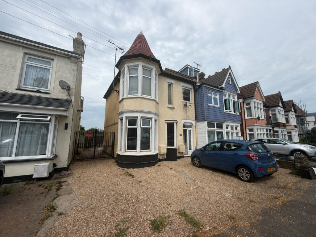 2 bed 1st Floor Flat for rent in Hadleigh. From Amos Estates - Hadleigh