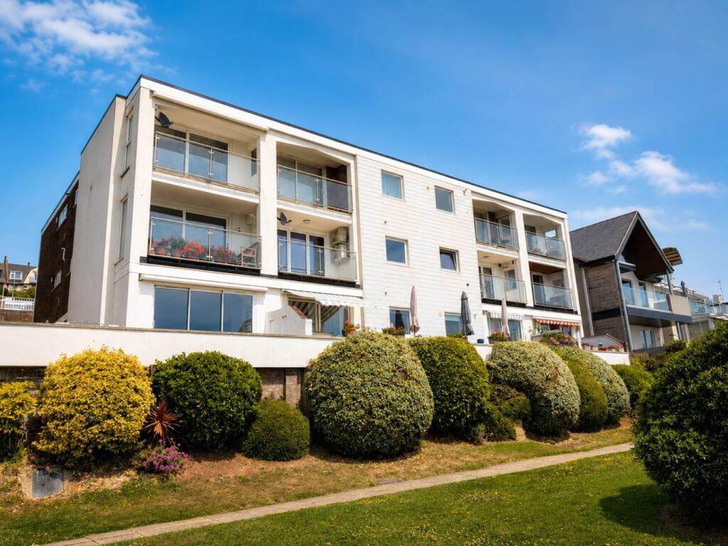 2 bed Penthouse for rent in Southend-on-Sea. From Amos Estates - Hadleigh
