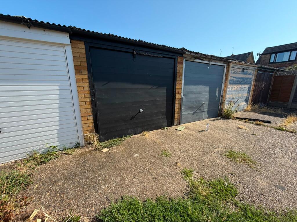 4 bed Garages for rent in Tarpots. From Amos Estates - Hadleigh 4 bed Garages for rent in Tarpots. From Amos Estates - Hadleigh