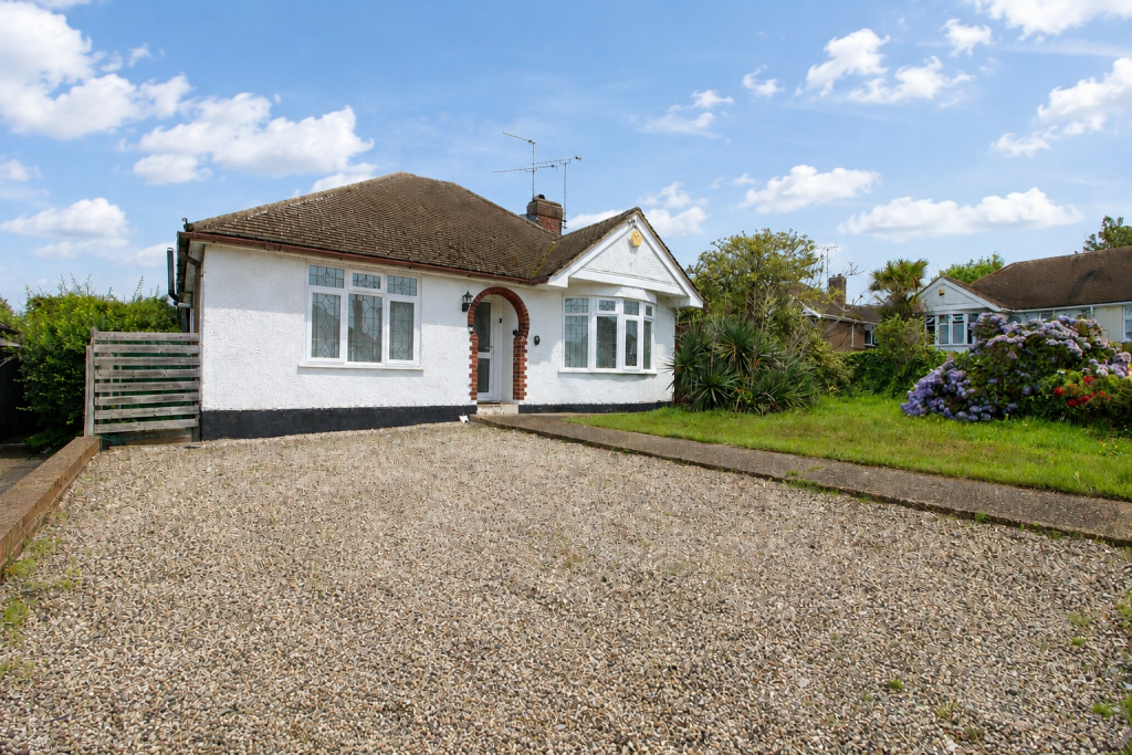 2 bed Detached bungalow for rent in Rayleigh. From Amos Estates - Hadleigh