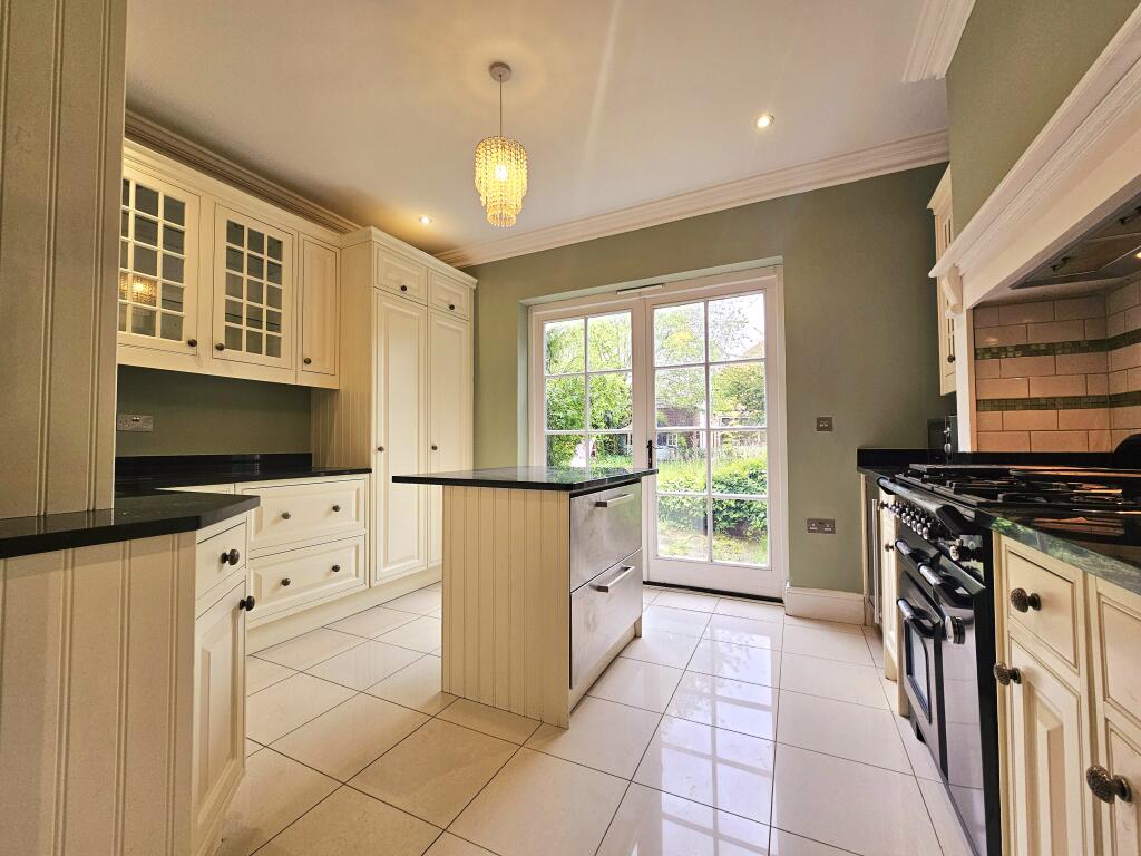 4 bed Detached House for rent in Beckenham. From Andrew Reeves - Bromley