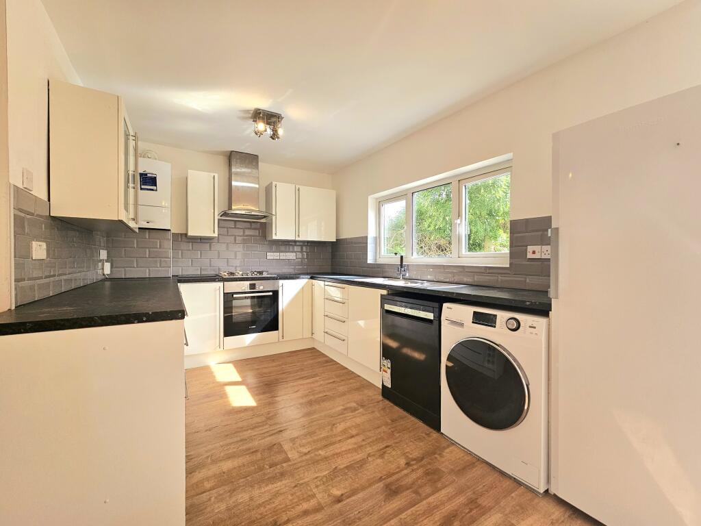 3 bed Detached for rent in Catford. From Andrew Reeves - Bromley-Lettings