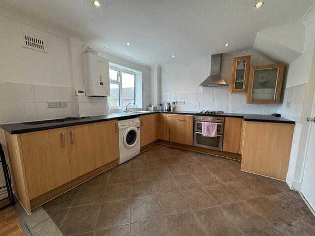 3 bed 1st Floor Flat for rent in Keston Mark. From Andrew Reeves - Bromley-Lettings