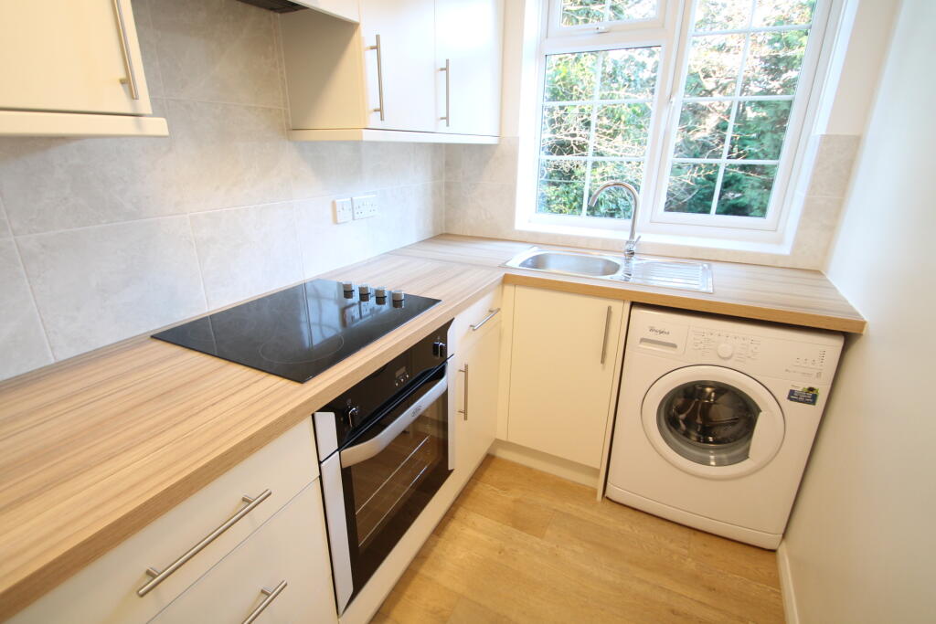 1 bed 1st Floor Flat for rent in Keston Mark. From Andrew Reeves - Bromley-Lettings