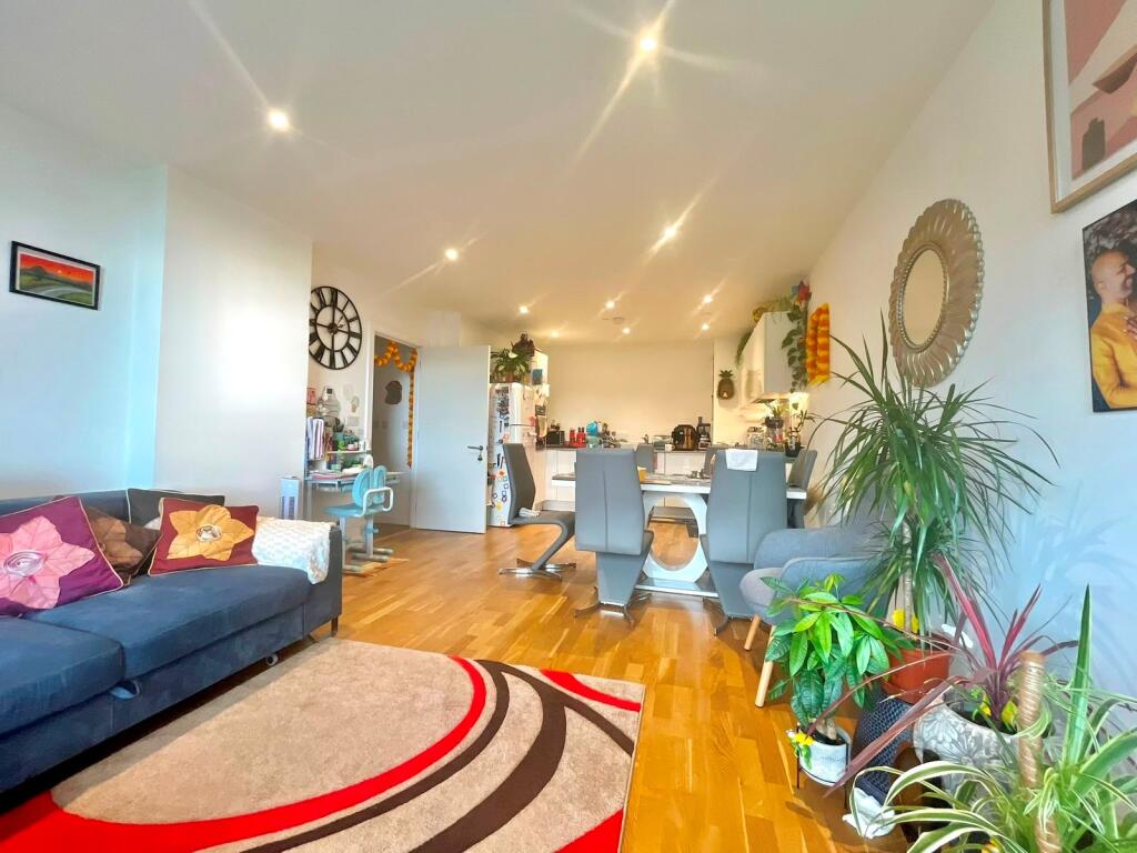 3 bed 1st Floor Flat for rent in Keston Mark. From Andrew Reeves - Bromley-Lettings