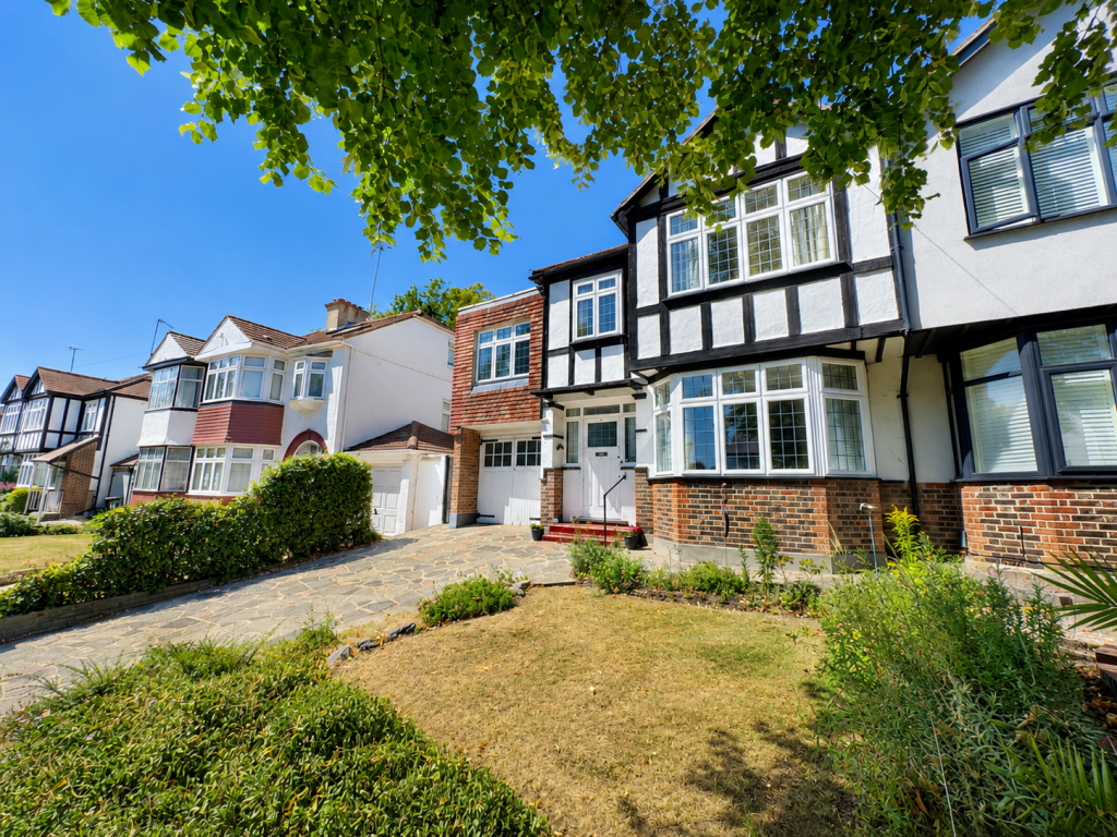 5 bed Detached for rent in Beckenham. From Andrew Reeves - Bromley-Lettings