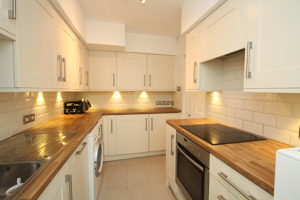 3 bed Mid Terraced House for rent in Beckenham. From Andrew Reeves  - Beckenham