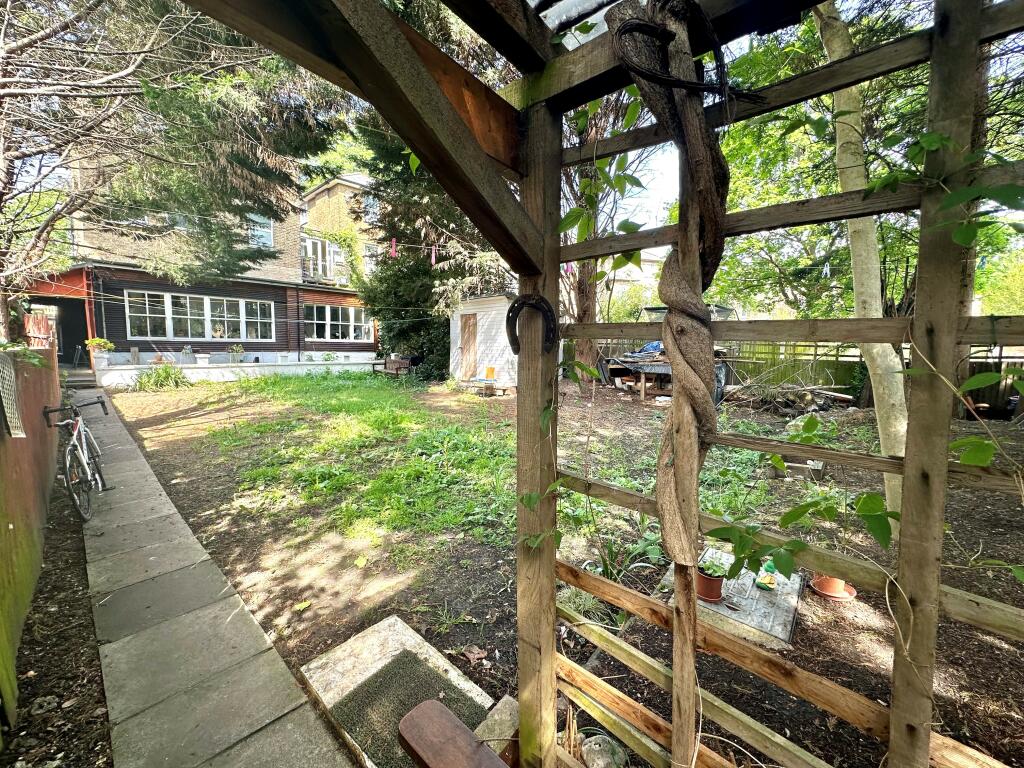 2 bed Cottage for rent in Catford. From Andrew Reeves  - Beckenham