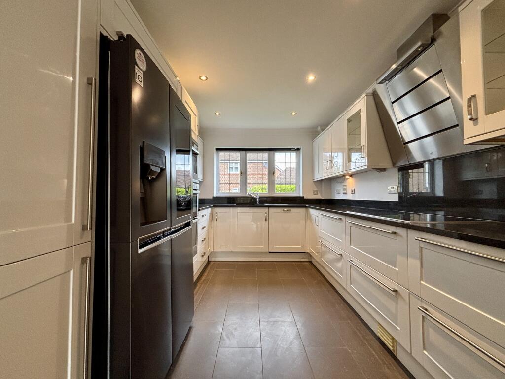 6 bed Detached for rent in Beckenham. From Andrew Reeves - Beckenham-Lettings