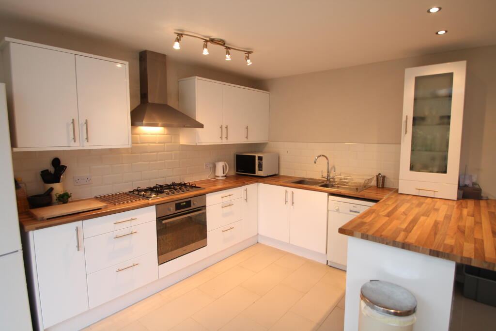 4 bed Detached for rent in Beckenham. From Andrew Reeves - Beckenham-Lettings