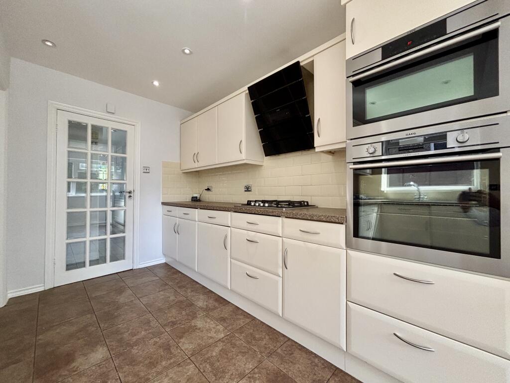 4 bed Detached for rent in Beckenham. From Andrew Reeves - Beckenham-Lettings