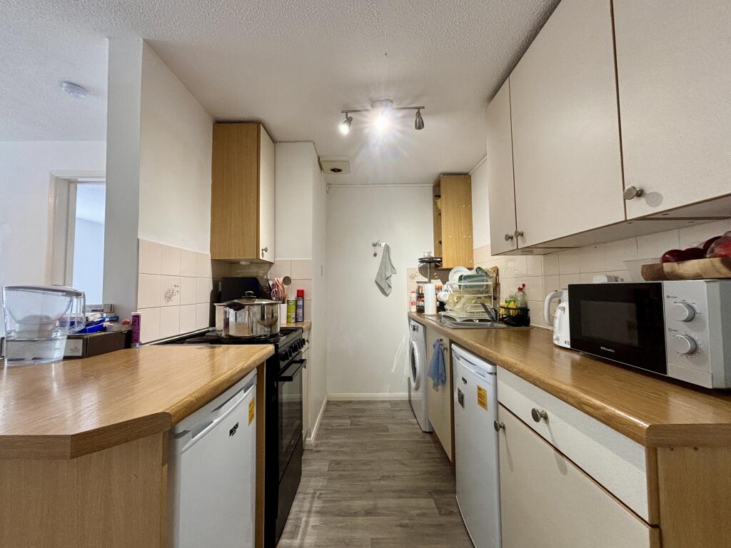 1 bed 1st Floor Flat for rent in Ash Green. From Andrew Reeves - Beckenham-Lettings