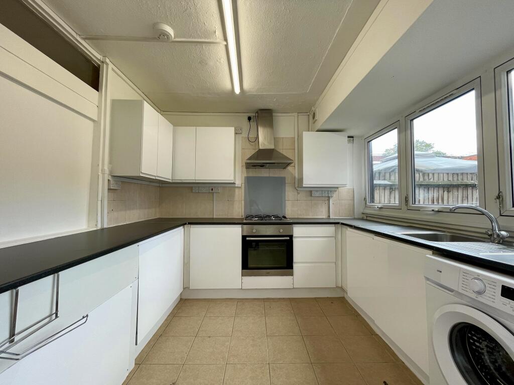 4 bed Mid Terraced House for rent in Camberwell. From Andrew Reeves - Beckenham-Lettings