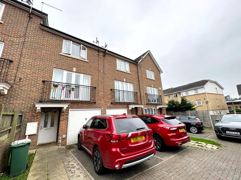 3 bed Town House for rent in Crofton. From Andrew Reeves - Orpington