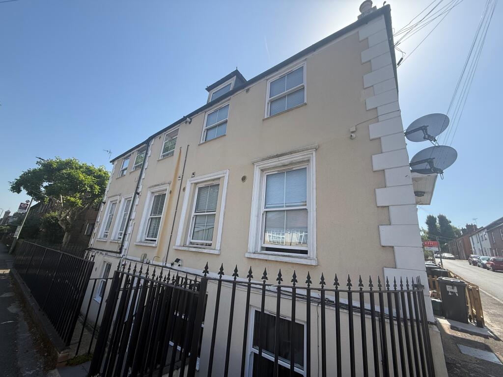 3 bed 1st Floor Flat for rent in Orpington. From Andrew Reeves - Orpington