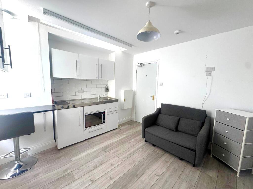 4 bed Studio for rent in Crofton. From Andrew Reeves - Orpington 4 bed Studio for rent in Crofton. From Andrew Reeves - Orpington