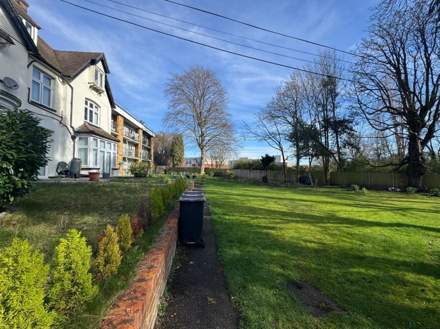 4 bed 1st Floor Flat for rent in Crofton. From Andrew Reeves - Orpington 4 bed 1st Floor Flat for rent in Crofton. From Andrew Reeves - Orpington