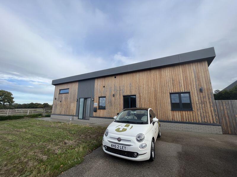 4 bed Detached bungalow for rent in Ashford. From Angela Hirst - Hamstreet