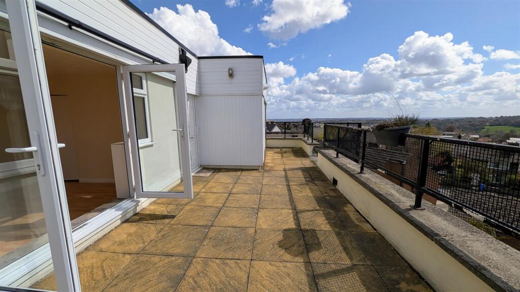 2 bed Penthouse for rent in Long Line. From Archers - Sheffield