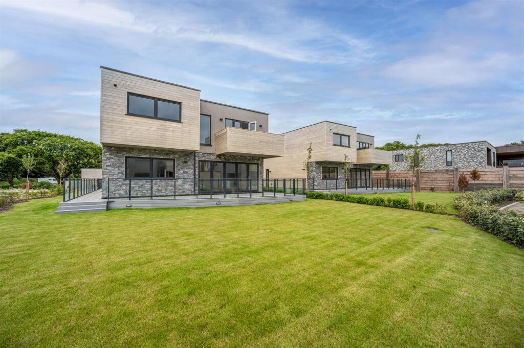 5 bed Detached for rent in Fleet. From Arden & Way - Hayling Island